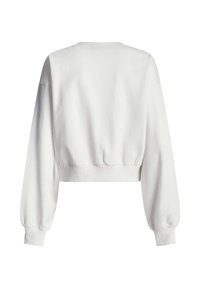 Bela kratka trenirka z dolgimi rokavi, rebrastimi manšetami in pasom, prikazana od zadaj na belem ozadju.