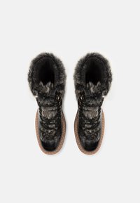 Czarne zimowe buty z futrzanym wykończeniem, o błyszczącej powierzchni, okrągłym nosku i brązowej gumowej podeszwie. Posiadają złote akcenty i sznurówki.
