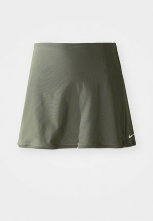 Oliva zöld sport szoknya sima, rugalmas anyagból, széles derékpánttal és egy kis Nike logóval a jobb alsó sarokban.
