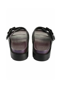 Sandale cu platformă negre, cu o curea texturată ce prezintă sclipici multicolor. Tălpica este de culoare purpurie, iar talpa este complet neagră.