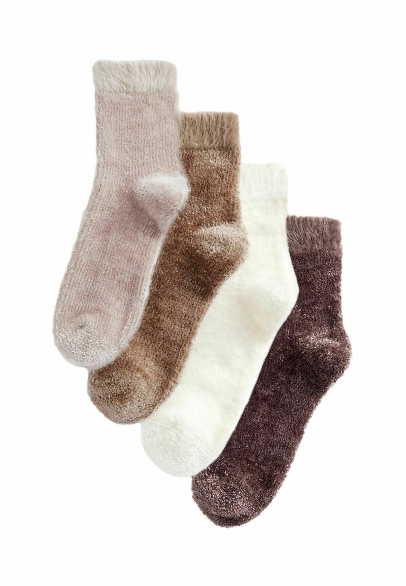 Cuatro pares de calcetines de felpa en suaves tonos pastel: rosa claro, marrón, crema y marrón oscuro. Cada uno presenta una textura mullida y puños cortos de felpa.