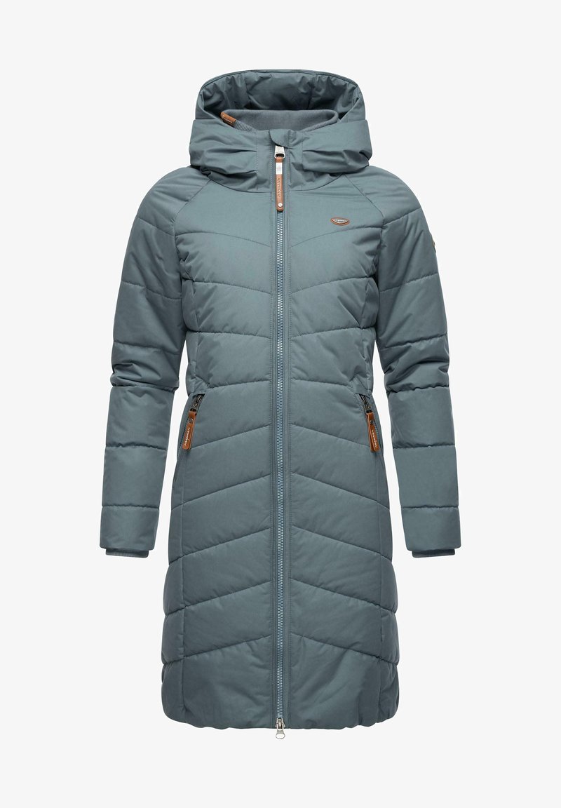 Abrigo acolchado en color verde azulado con capucha, con costuras en forma de chevrón, dos bolsillos laterales con cremallera y una cremallera central. Detalles en cuero marrón.