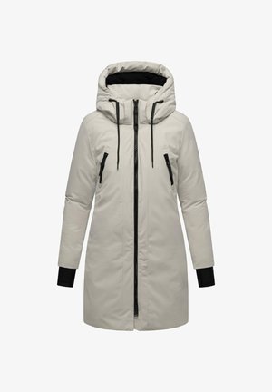 Parka aislante de color gris claro, con capucha, cremallera negra y bolsillos laterales. Presenta puños negros y una textura suave y resistente al agua.