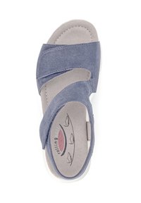 Sandalia azul de ante con correas cruzadas, forro interior suave y suela de goma blanca. Presenta un logo sencillo en la plantilla.