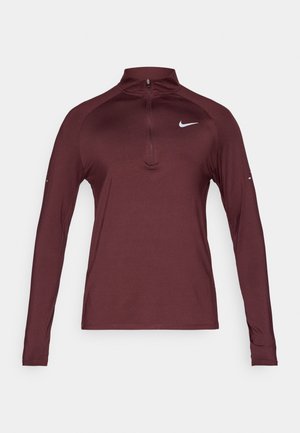 Tume burgundia pikkade varrukatega, tõmbetõmblusega spordipealistus. Omab kõrget krae ja valget Nike'i logo vasakul rinnal. Sile ja veniv kangas.
