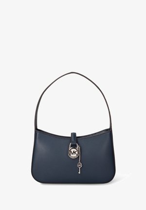 Borsa a mano in pelle blu navy con forma curva, manico sottile e dettaglio logo in tonalità argento con elemento a chiave sul davanti.