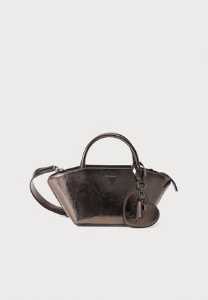 Petit sac à main marron métallique avec double poignée, un charme en forme de cœur, un pompon et un logo de marque triangulaire sur le devant.