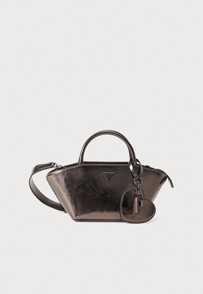 Petit sac à main marron métallique avec double poignée, un charme en forme de cœur, un pompon et un logo de marque triangulaire sur le devant.