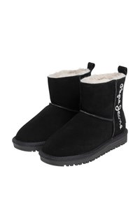 Juodi zomšiniai kulkšniniai batai su švelniu smėlio spalvos kailiu viduje, siuvinėjimu ir šonine ženklinimo etikete. Savybės: tekstūruotas gumos padas, užtikrinantis sukibimą.