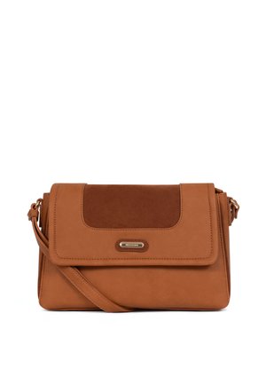 Brązowa skórzana torba na ramię z przednią klapą, zamszowym panelem i regulowanym paskiem na ramię na białym tle.