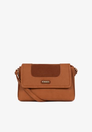 Sac bandoulière en cuir marron avec rabat avant, panneau en daim et sangle d'épaule réglable sur fond blanc.