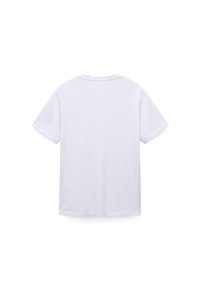 Valge puuvillane T-särk, lühikeste varrukatega, ümarselja kaelusega, lihtne disain, sile tekstuur, ilma graafika või mustriteta, vaadatuna tagant.