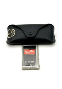 Custodia per occhiali da sole nera in pelle con finitura testurizzata, dotata di un logo circolare. È visibile un panno per la pulizia Ray-Ban e una carta di autenticità.