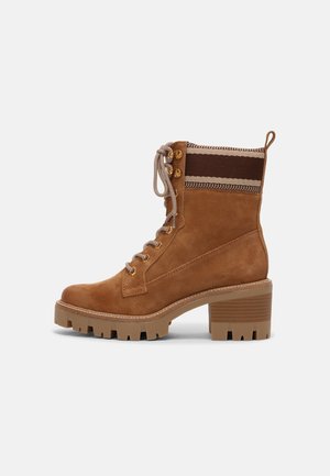 Stivaletti con plateau - camel