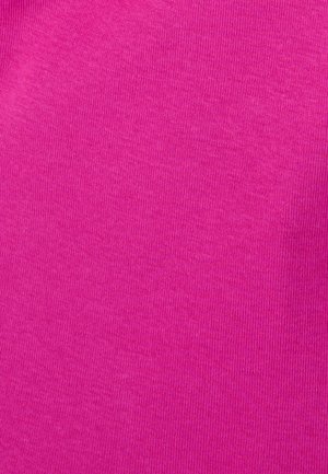 Textura de tela magenta brillante con patrón de punto fino visible y ligeras variaciones en la tonalidad del hilo.