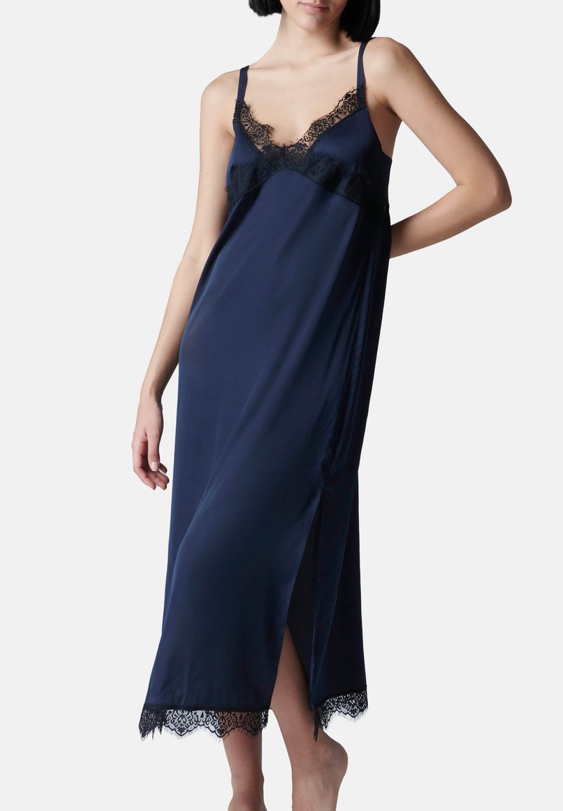 Námořnická saténová noční košile s krajkovým lemem na výstřihu a spodním okraji, s úzkými ramínky, volným střihem a bočním rozparkem pro snadný pohyb.