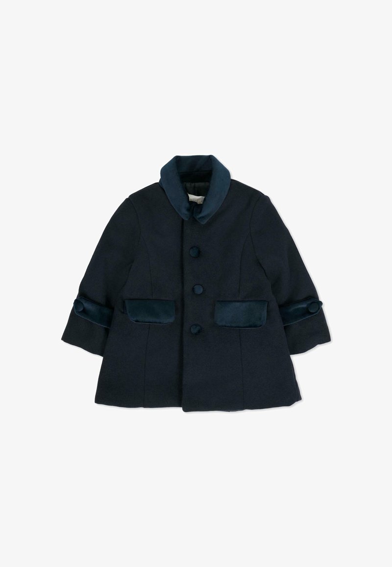 Cappotto blu navy scuro a maniche lunghe in lana, con colletto a contrasto, due tasche frontali e chiusura con tre bottoni. Tessuto dalla texture liscia.