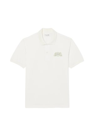Polo bianca a maniche corte con due bottoni e logo Lacoste verde sul petto a sinistra.