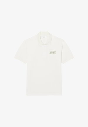Wit poloshirt met korte mouwen, twee knopen en een groen Lacoste-logo op de linkerborst.