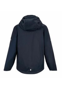 Chaqueta con capucha azul marino oscuro vista desde atrás, con mangas largas y una pequeña etiqueta cuadrada reflectante en el centro inferior.