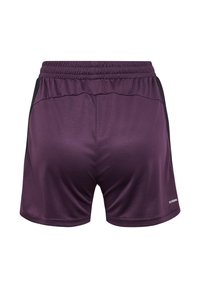 Lilla sportshorts med sorte sidelister, elastisk talje, glat tekstur og logo trykt på den nederste højre kant.