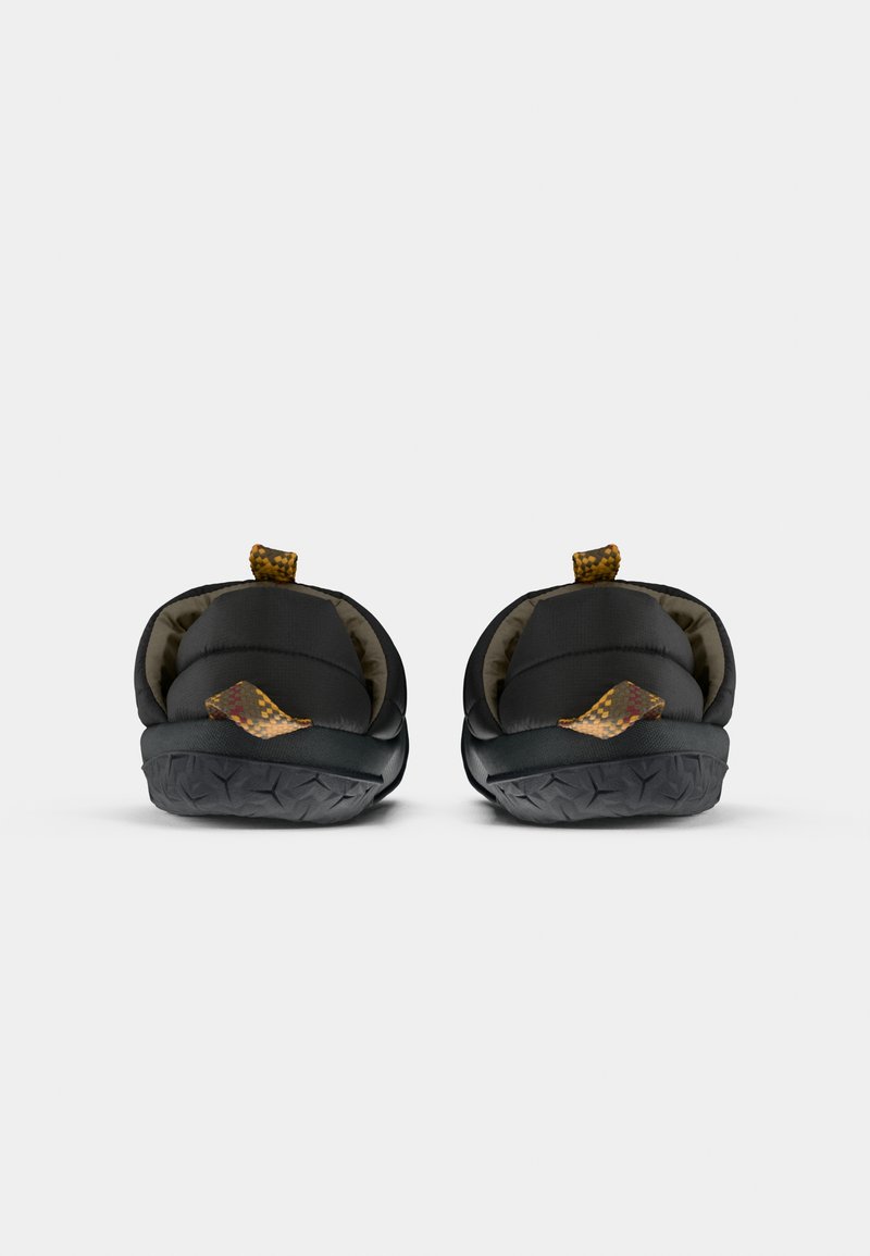 Sorte slip-on sko med en tekstureret gummisål, polstret foring og en dekorativ gul og orange løkke bagpå.