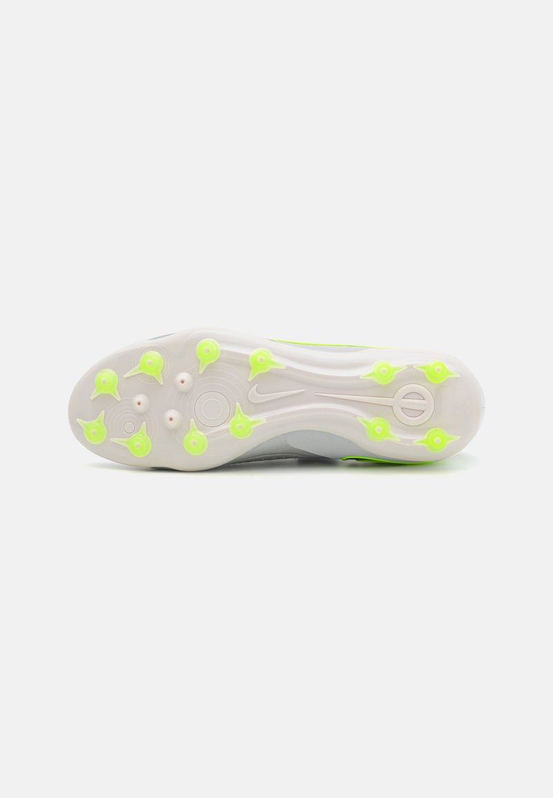 Des crampons avec une semelle blanche et gris clair, dotés de pointes jaunes vives. Surface texturée avec un design épuré pour une meilleure adhérence.
