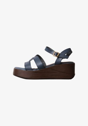 Sandale compensée en cuir bleu avec trois brides, boucle dorée et semelle plateforme épaisse marron foncé.