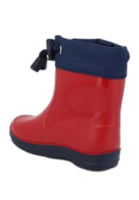 Botte de pluie en caoutchouc rouge avec un revers en tissu bleu et un détail réglable à cordon. Texture lisse, design arrondi et semelle marine.