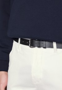 Lindbergh CLASSIC BELT - Vászonnadrágok - cream white