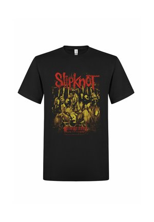 Czarny T-shirt z czerwonym napisem "Slipknot" i grafiką zamaskowanych członków zespołu w żółtych i czerwonych tonach nad czerwonym kodem kreskowym.