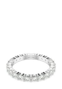 Silberner Eternity-Ring mit gleichmäßig verteilten runden klaren Edelsteinen rund um das Band, dargestellt vor weißem Hintergrund.