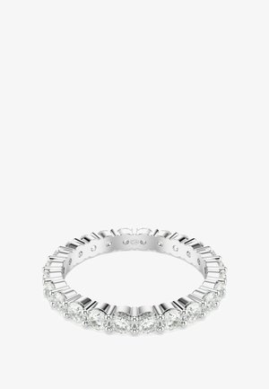 Silberner Eternity-Ring mit gleichmäßig verteilten runden klaren Edelsteinen rund um das Band, dargestellt vor weißem Hintergrund.