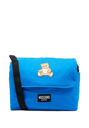 Bolsa para pañales azul Moschino Baby con gráfico de oso de peluche en la solapa y correa de hombro negra ajustable.