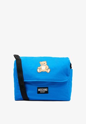 Bolsa para pañales azul Moschino Baby con gráfico de oso de peluche en la solapa y correa de hombro negra ajustable.