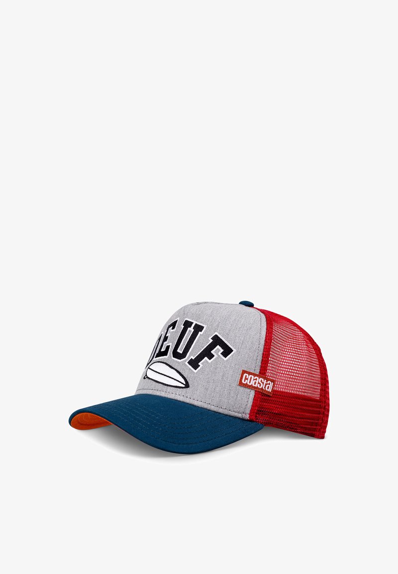 Cappellino grigio e rosso con visiera blu, con la scritta "NEUF" e un'immagine di una tavola da surf. Design con retro in rete e accenti arancioni.