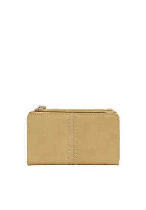 Brązowy zamszowy portfel z górnym zamkiem błyskawicznym i dwoma pionowymi rzędami małych srebrnych ćwieków na przedzie.