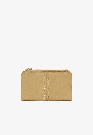 Brązowy zamszowy portfel z górnym zamkiem błyskawicznym i dwoma pionowymi rzędami małych srebrnych ćwieków na przedzie.