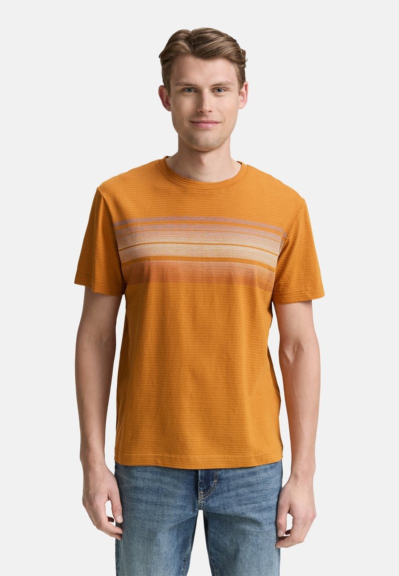 Kortærmet orange t-shirt med vandrette striber i lys lilla og beige. Fremstillet af struktureret stof med rund halsudskæring.