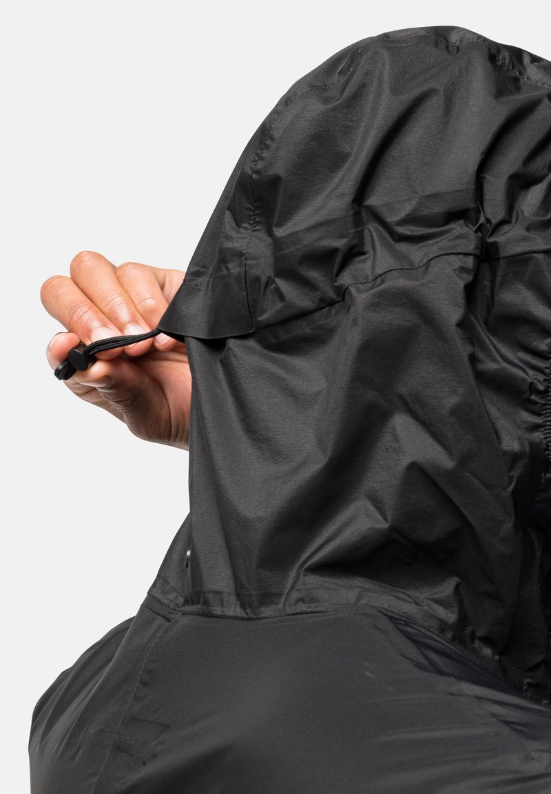 Schwarze wasserdichte Kapuzenjacke mit Kordelzugverstellung. Der Stoff ist glatt und leicht reflektierend, mit gerafften Kanten für einen engen Sitz.
