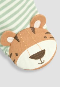 Gestreifte, weiche Socke aus Stoff in Mintgrün und Weiß mit einem strukturierten Tigerkopfdesign in Braun und Creme am Zehenbereich, mit gestickten Details.