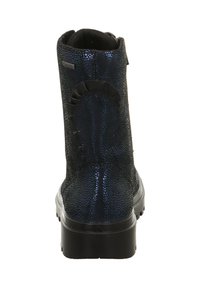 Stivale alla caviglia nero con una finitura testurizzata e scintillante. Presenta dettagli arricciati e una suola spessa per un'altezza e un comfort aggiuntivi.