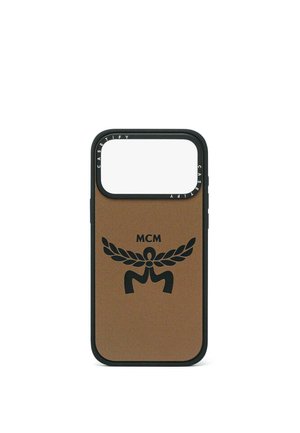 Braune und schwarze Handyhülle mit MCM-Logo und Lorbeer-Design, mit großem Kameraausschnitt und Casetify-Branding an den Rändern.