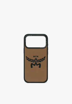 Brunt og sort telefoncover med MCM-logo og laurbærdesign, med stort kamerahul og Casetify-branding på kanterne.