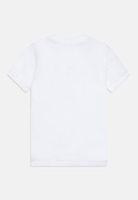 Kurze Ärmel, weißes Baumwoll-T-Shirt mit Rundhalsausschnitt und einfarbigem Rücken. Es hat eine glatte Textur und keine zusätzlichen Muster oder Hardware.