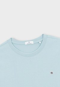 Lichtblauw katoenen t-shirt met een ronde hals, korte mouwen en een klein logo-detail in het midden. Soepele textuur, casual ontwerp.