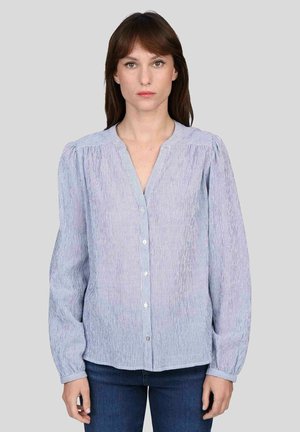 Chemise à boutons en bleu clair avec des rayures verticales blanches, dotée d'un col, de manches longues et de plis subtils aux épaules.