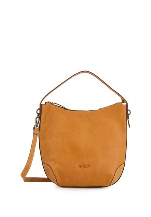 Sac à main en cuir tan avec une silhouette courbée, fermeture à glissière et une bandoulière amovible. Présente des coutures subtiles et un logo.