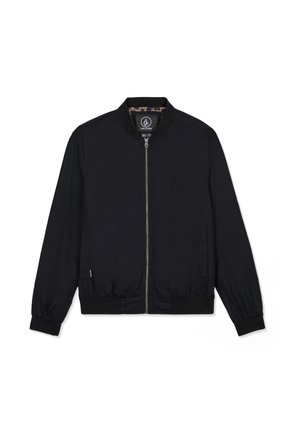 Blouson aviateur léger noir avec fermeture éclair frontale, col, poignets et ourlet côtelés, et logo de marque discret sur la poitrine et l'étiquette.