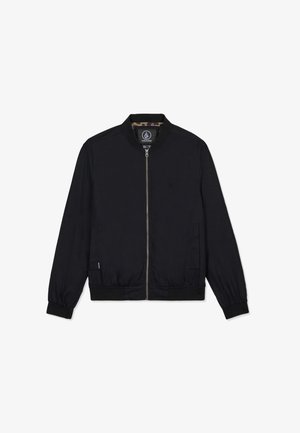 Blouson aviateur léger noir avec fermeture éclair frontale, col, poignets et ourlet côtelés, et logo de marque discret sur la poitrine et l'étiquette.